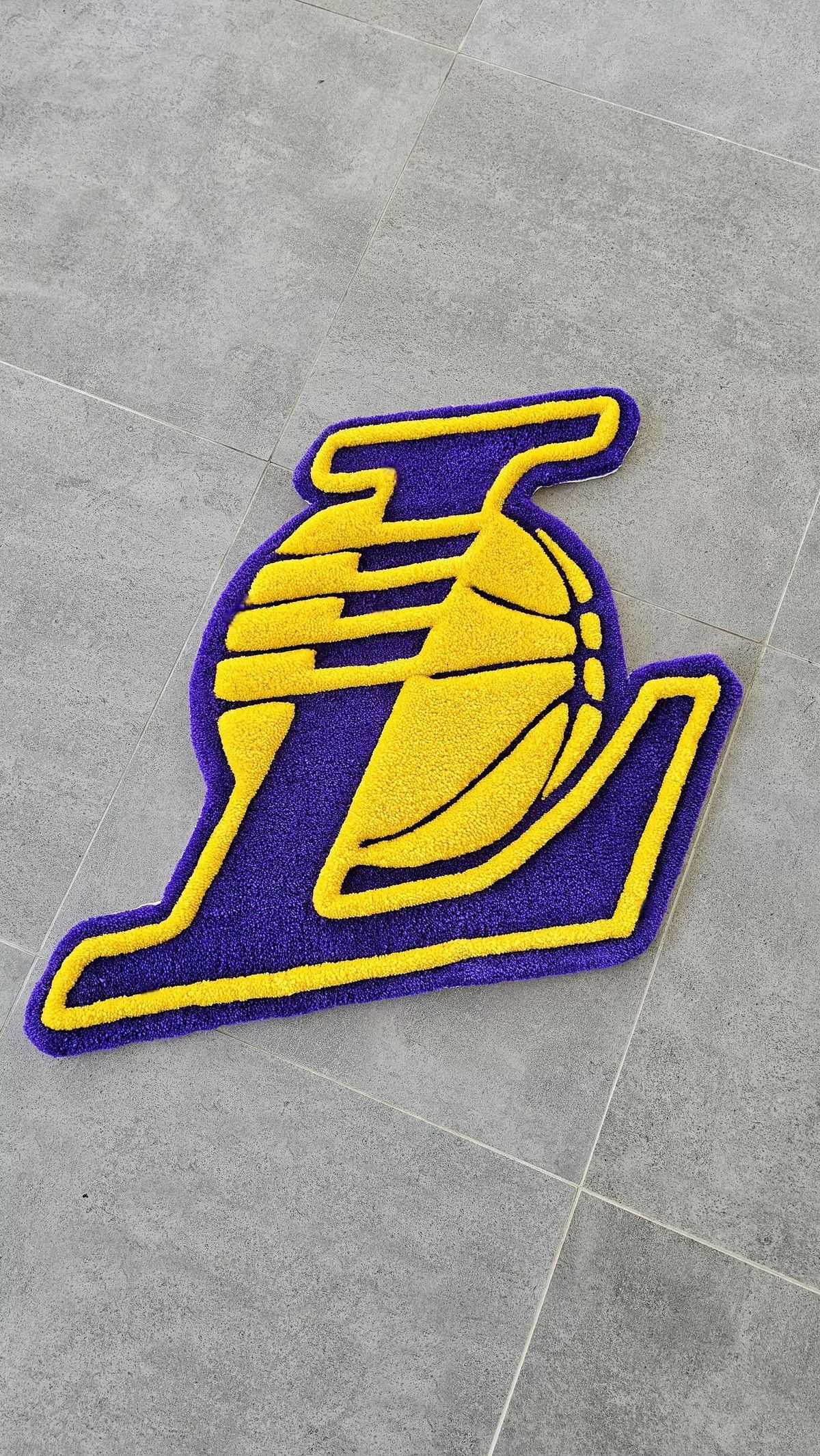 HAND-TUFTED LAKERS RUG